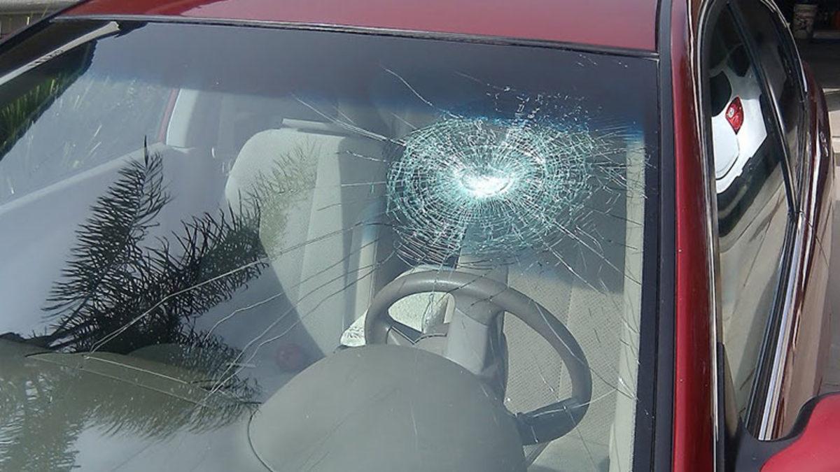 Arabanızın Ön Camındaki Çatlağı Küçücük Bile Olsa Göz Ardı Etmeyin: Neden mi?