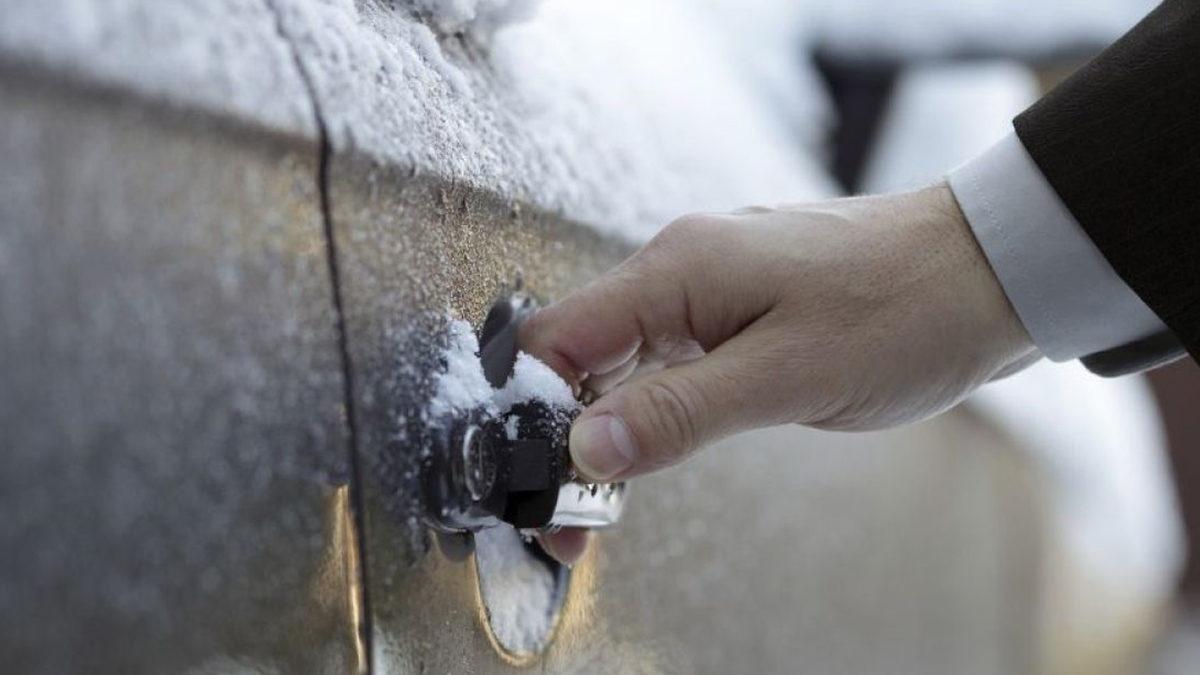 Kış Kâbusunuz Olmayacak: Arabanızın Kapısı Donduğunda Panik Olmadan Yapmanız Gerekenleri Tüm Detaylarıyla Anlatıyoruz