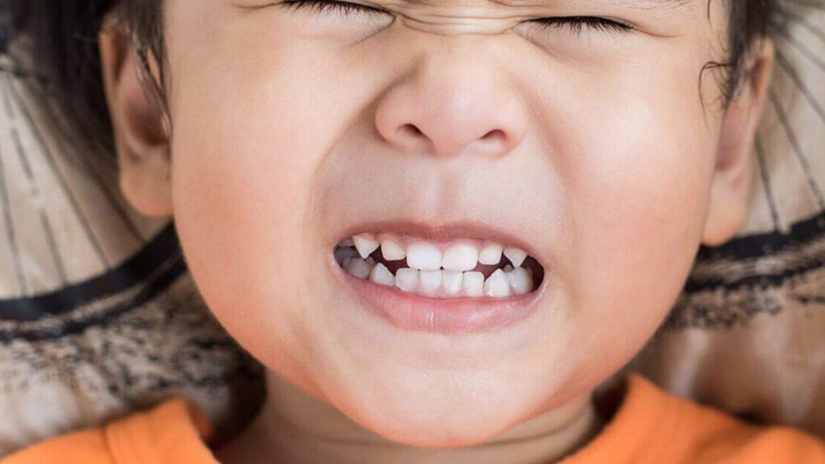 Gece Uykunuzda Dişlerinizi Gıcırdatmanızın Arkasında Hangi Sebepler Var? (Bu Sese Dayanabilmek İmkânsız!)