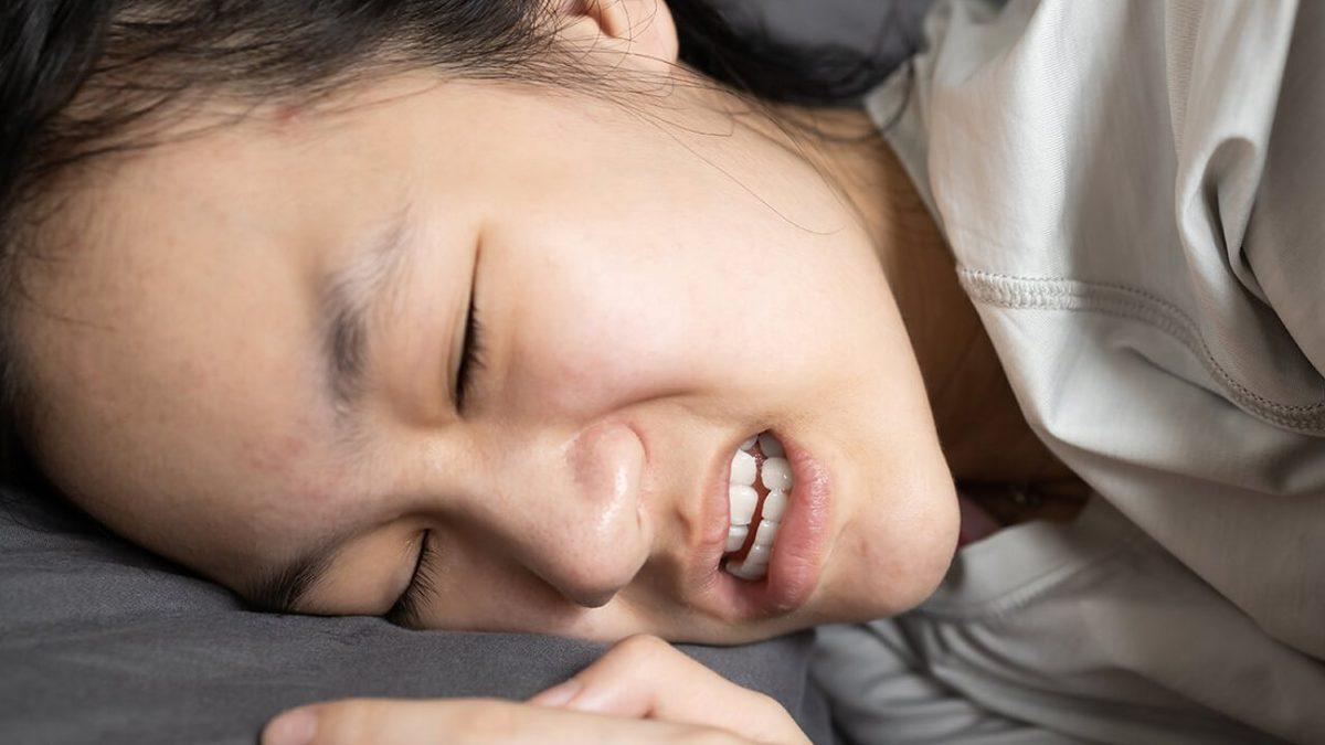 Gece Uykunuzda Dişlerinizi Gıcırdatmanızın Arkasında Hangi Sebepler Var? (Bu Sese Dayanabilmek İmkânsız!)