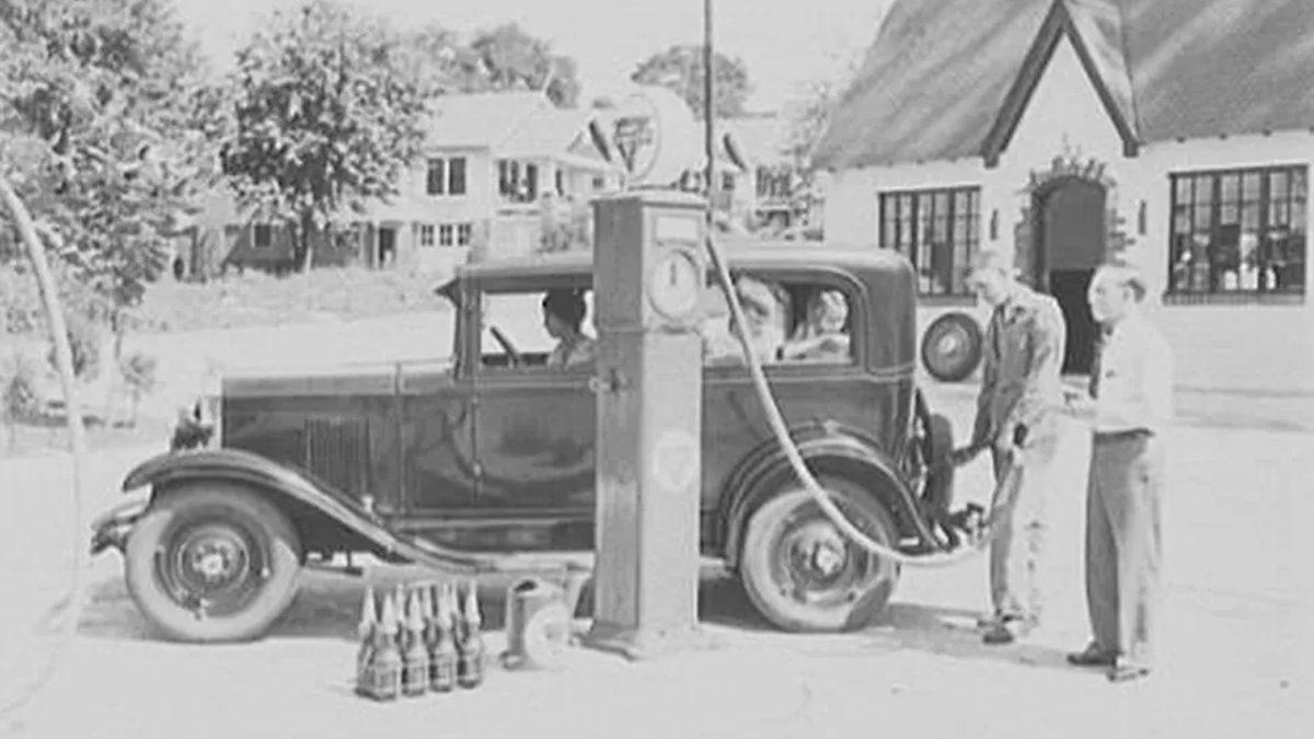 Otomobiller Yeni Çıkmaya Başladığında, Akaryakıt İstasyonları Daha Piyasada Yokken İnsanların Benzin Aldığı Yeri Tahmin Bile Edemezsiniz!