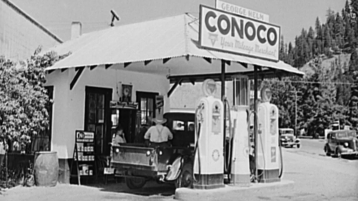 Otomobiller Yeni Çıkmaya Başladığında, Akaryakıt İstasyonları Daha Piyasada Yokken İnsanların Benzin Aldığı Yeri Tahmin Bile Edemezsiniz!