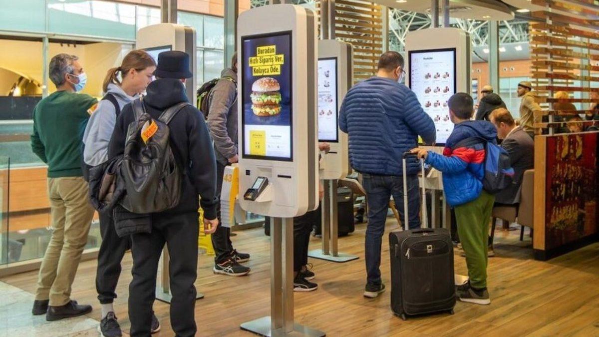 McDonald’s, Restoranlarına Yerleştirdiği Devasa Dokunmatik Ekranlar Sayesinde Satışlarını Neredeyse İkiye Katlamayı Nasıl Başardı?