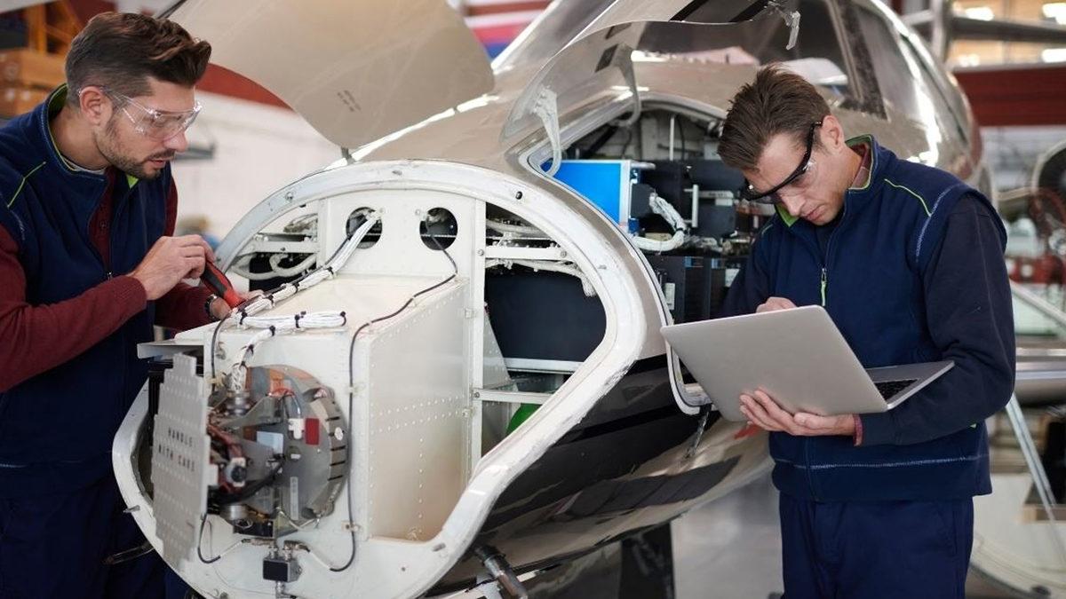 Uçakların Burnundaki Bu Detay Yolculuğunuzu Nasıl Kurtarıyor?