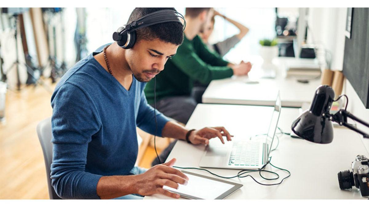 Çalışırken Müziksiz Yapamayanlar Toplanın: Hangi Müzik Türü Bizi Daha Üretken Kılıyor? (Yine de Herkesin Müziğine Kimse Karışamaz)