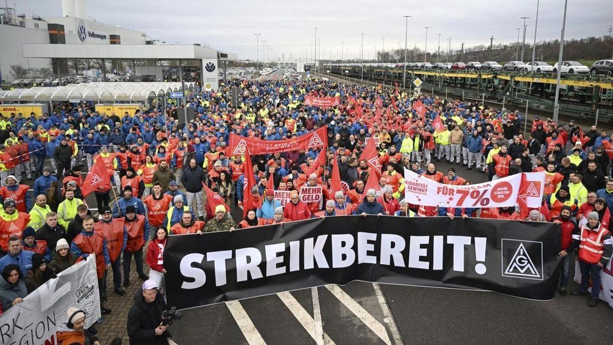 Çok Kötü Bir Dönemden Geçen Volkswagen’e Şimdi de Grev Darbesi: 9 Fabrikadan Çalışanlar İş Bıraktı!