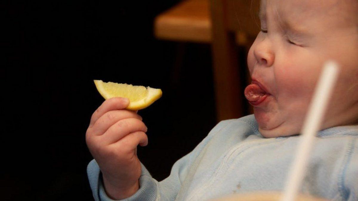 Ekşi Bir Şeyler Yediğinizde, Yüzünüzü İstemsizce Buruşturmanızın Sebebi Nedir? (Sadece Ekşi Yiyeceklerde Oluyor!)