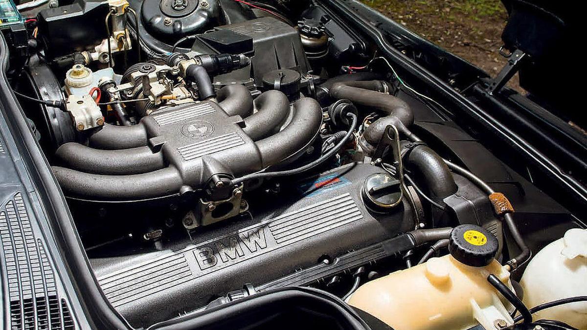 İçine Doğru Kaybolan Kapılarıyla Devrim Yapan BMW Z1’in Zamana Meydan Okuyan Özellikleri