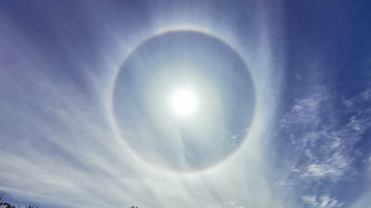 Ay’ı Tamamen Çevreleyen Bu Belli Belirsiz Beyaz Halka Tam Olarak Neyin Nesi?