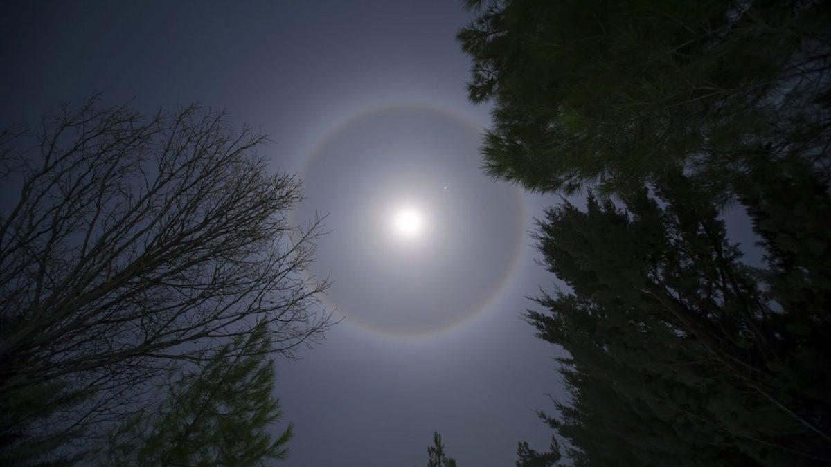 Ay’ı Tamamen Çevreleyen Bu Belli Belirsiz Beyaz Halka Tam Olarak Neyin Nesi?