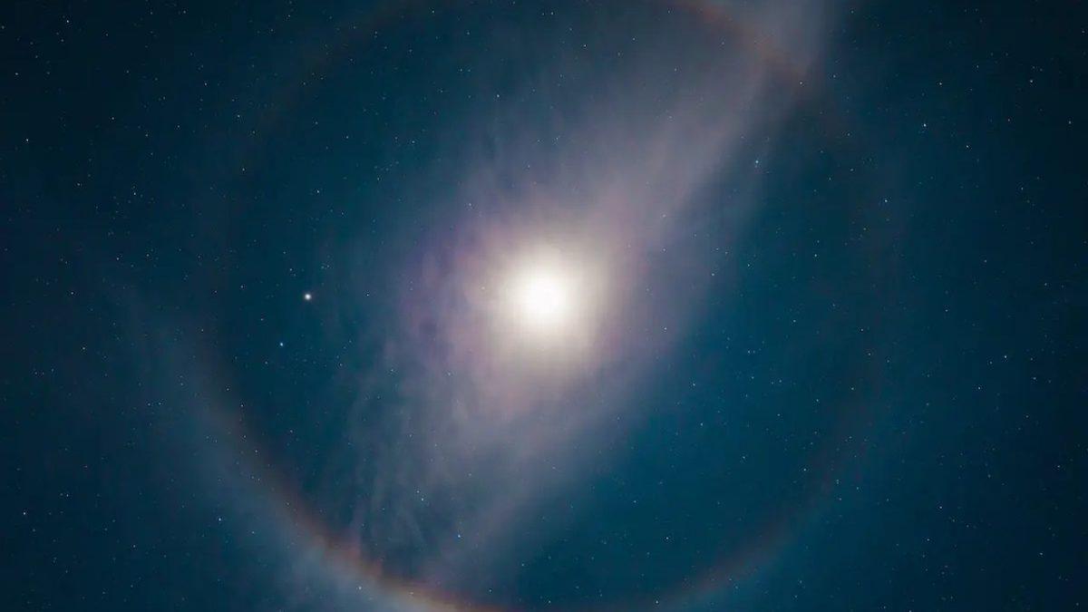 Ay’ı Tamamen Çevreleyen Bu Belli Belirsiz Beyaz Halka Tam Olarak Neyin Nesi?