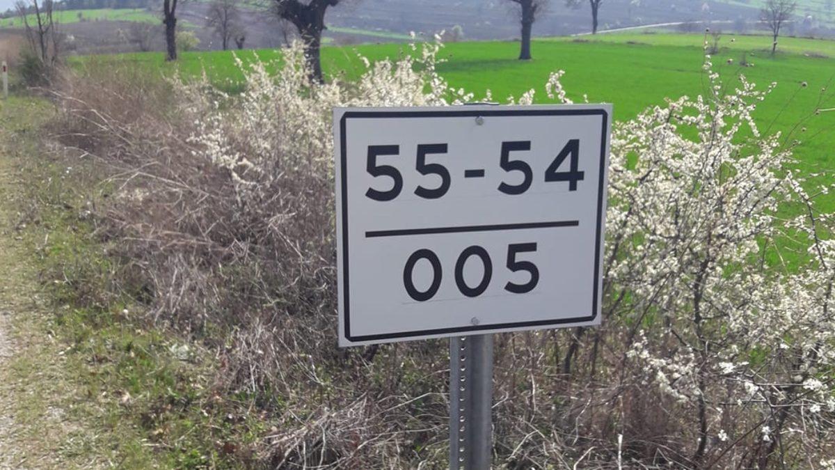 Yol Kenarlarındaki Üzerinde Sayılar Bulunan Beyaz Tabelaların Acil Durumda Hayatınızı Kurtaracak İşlevi