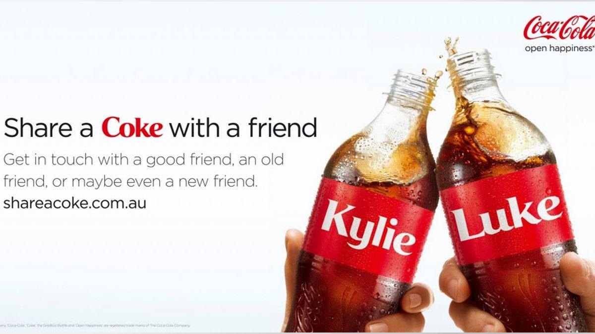 Coca-Cola’nın Şişelerin Üstüne Sadece İsim Yazdığı Basit Kampanyası Nasıl Büyük Bir Başarıya Dönüştü?