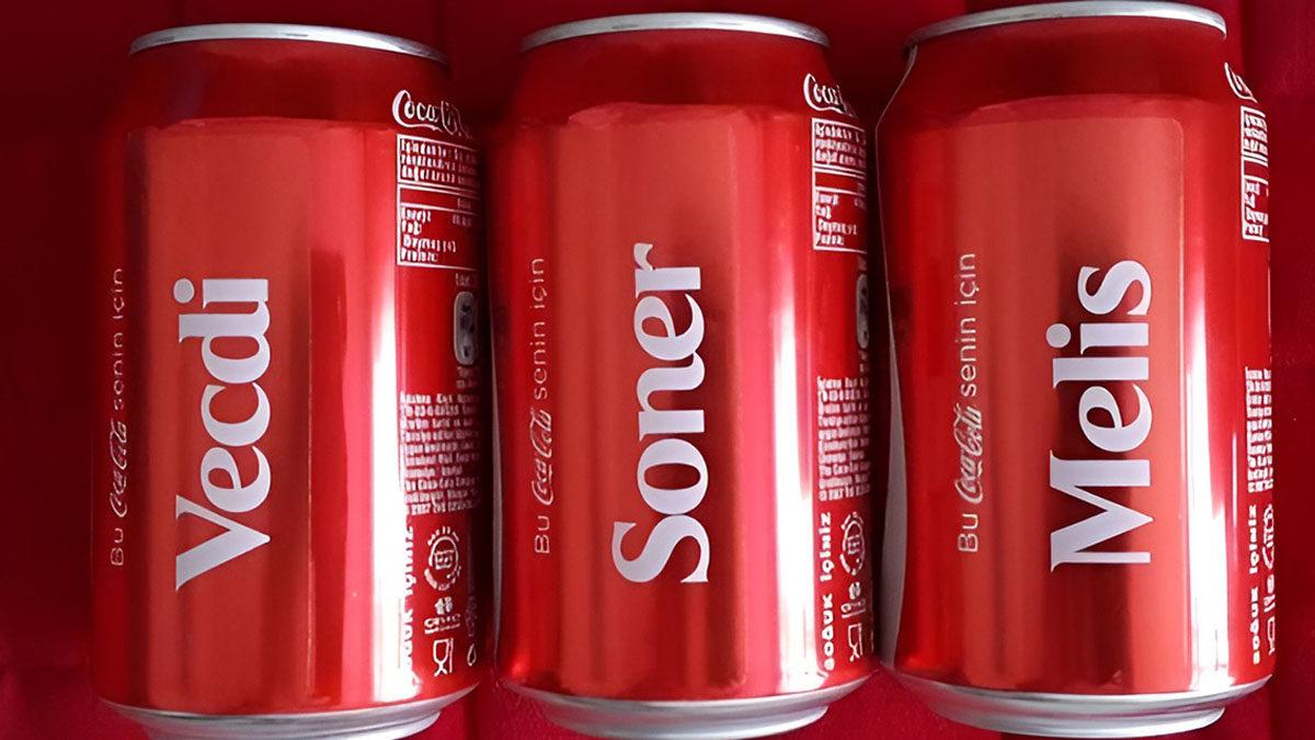 Coca-Cola’nın Şişelerin Üstüne Sadece İsim Yazdığı Basit Kampanyası Nasıl Büyük Bir Başarıya Dönüştü?