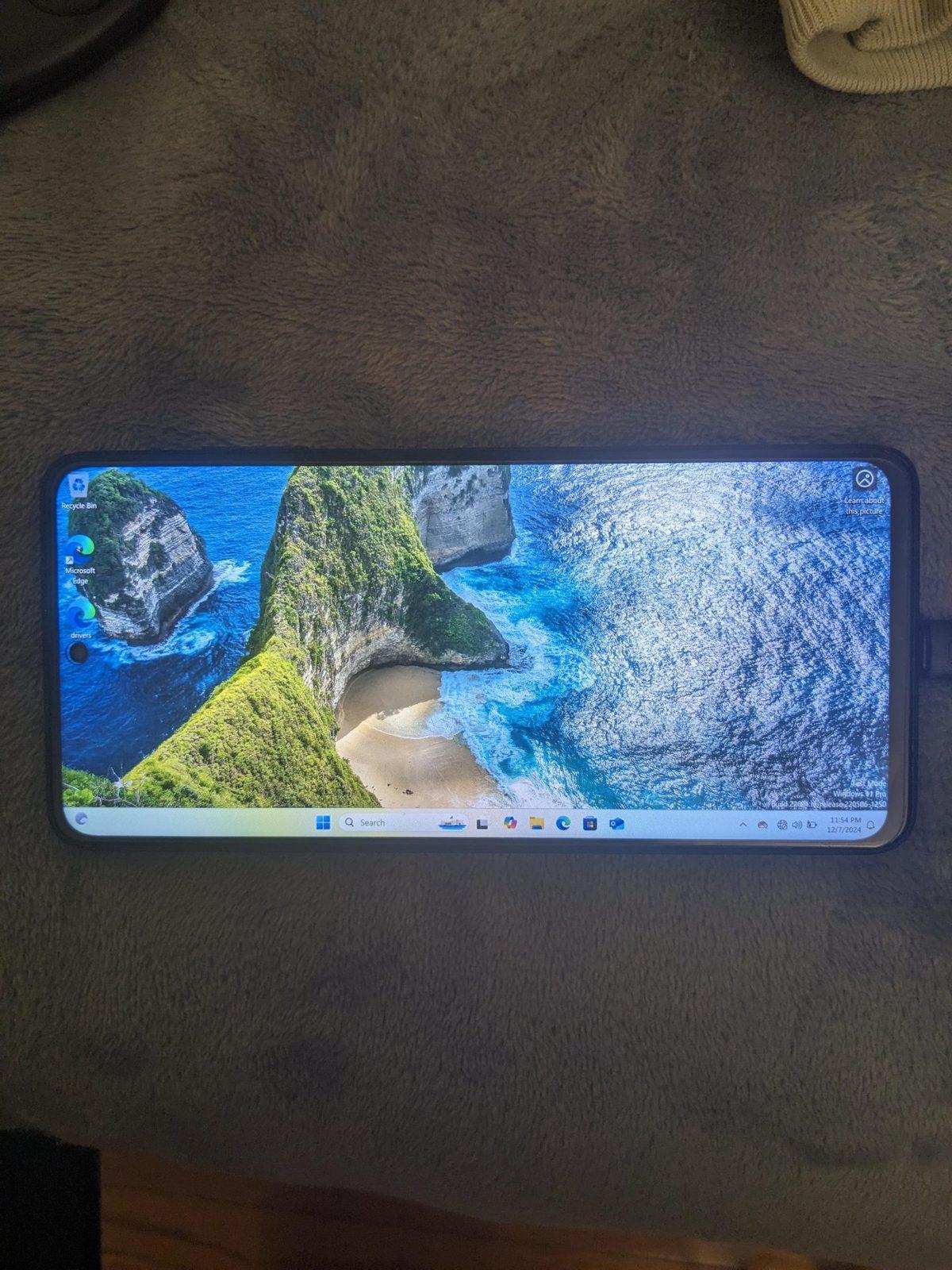 Bir Kişi, Android Telefonuna Windows 11 Yüklemeyi Başardı!