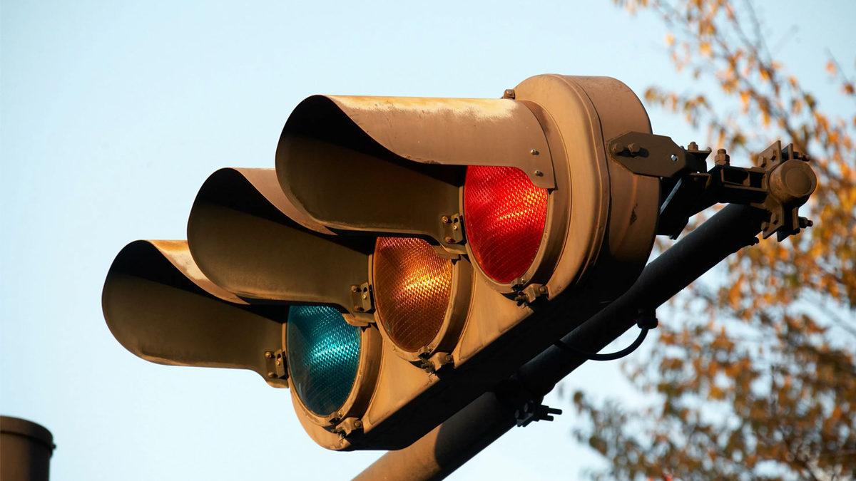 Neden Trafik Işıklarının Bazıları Dikey, Bazıları Yatay Şekilde Konumlandırılıyor? Basit Gibi Görünse de Çok Önemli Sebepleri Varmış!