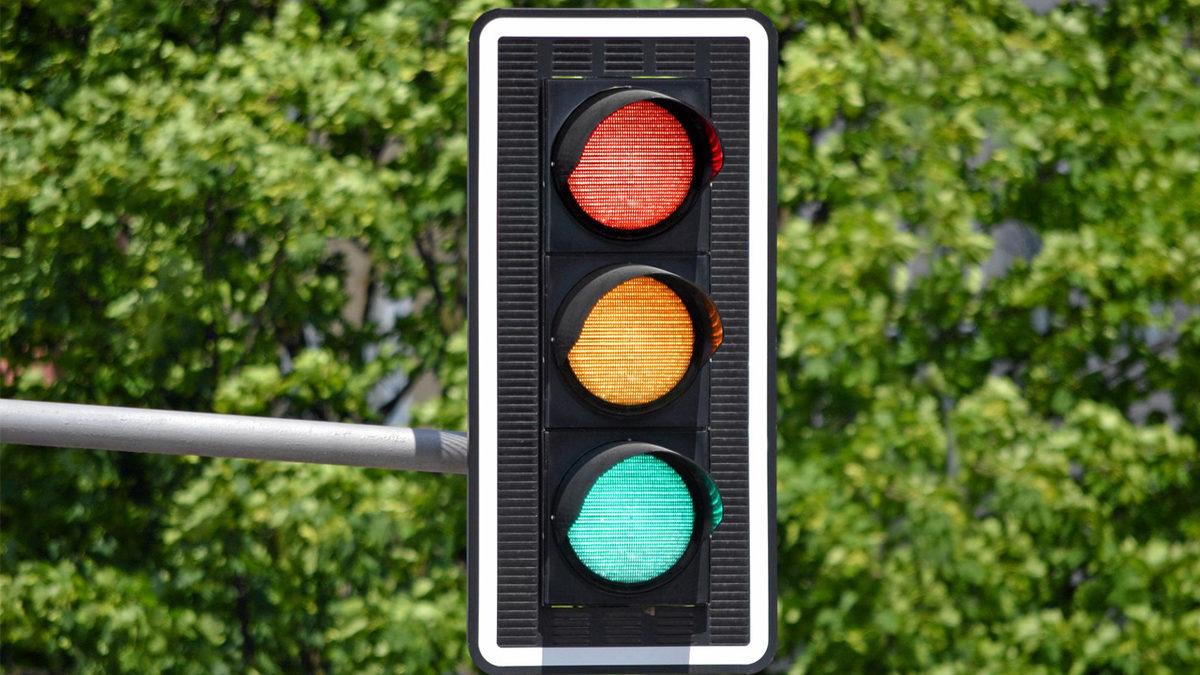 Neden Trafik Işıklarının Bazıları Dikey, Bazıları Yatay Şekilde Konumlandırılıyor? Basit Gibi Görünse de Çok Önemli Sebepleri Varmış!