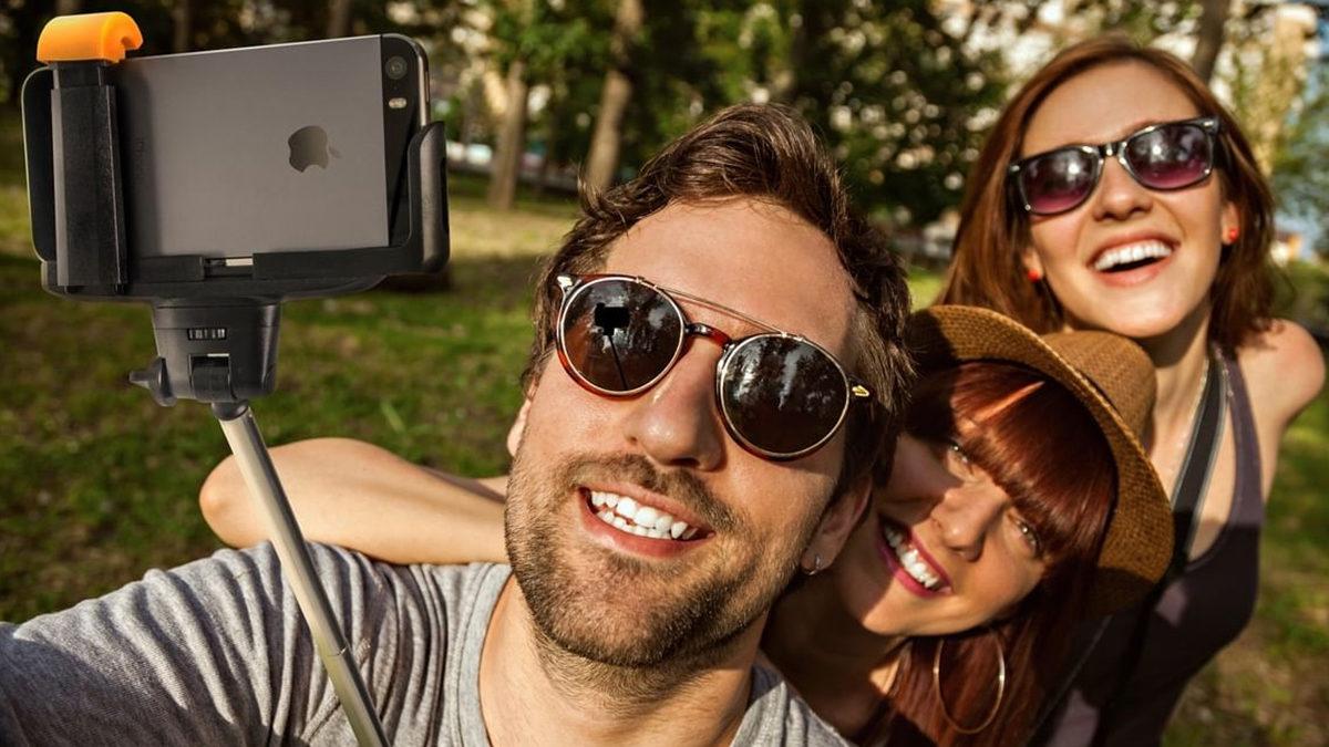 Bir Zamanlar Kimsenin Elinden Düşürmediği Selfie Çubuklarının Neden Çabuk Modası Geçti? Bazı Ülkeler Kullanımı Yasakladı Bile!