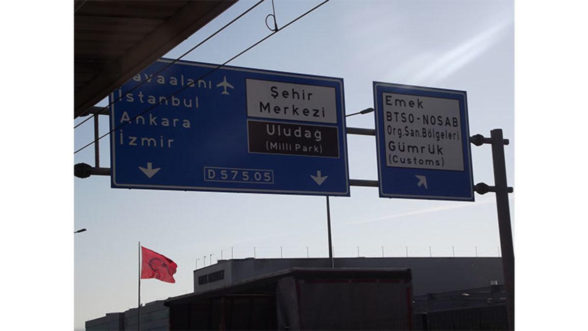 Yol Tabelalarının Renkleri Neden Farklı ve Her Bir Tabelanın Altında Yazan Kodlar Neyi Temsil Ediyor?