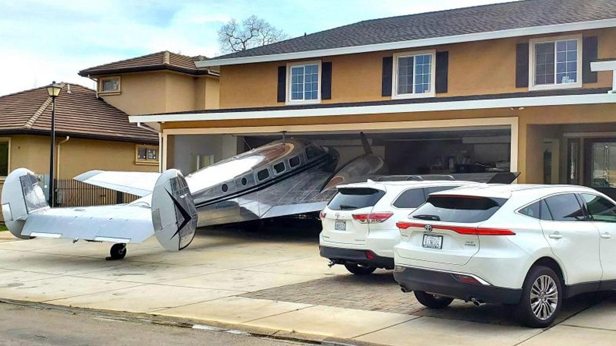 Amerika’daki Bu Mahallede Neden Herkesin Evinin Önünde Bir Uçak Var? Alışverişe Bile Uçakla Gidiyorlar!