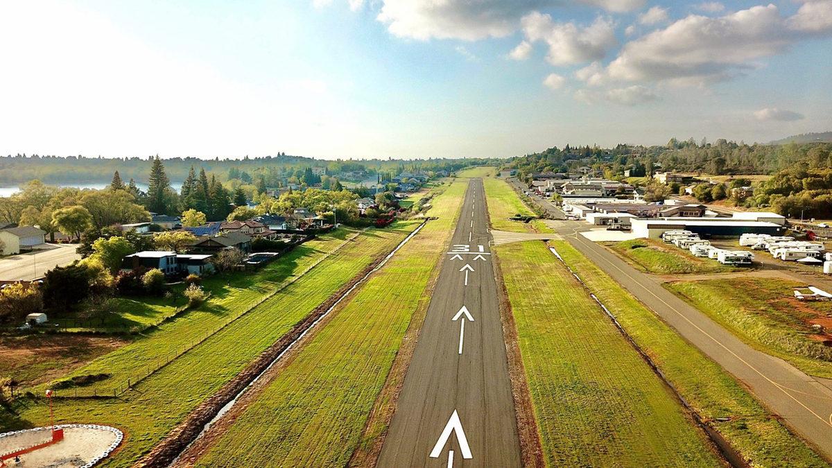 Amerika’daki Bu Mahallede Neden Herkesin Evinin Önünde Bir Uçak Var? Alışverişe Bile Uçakla Gidiyorlar!