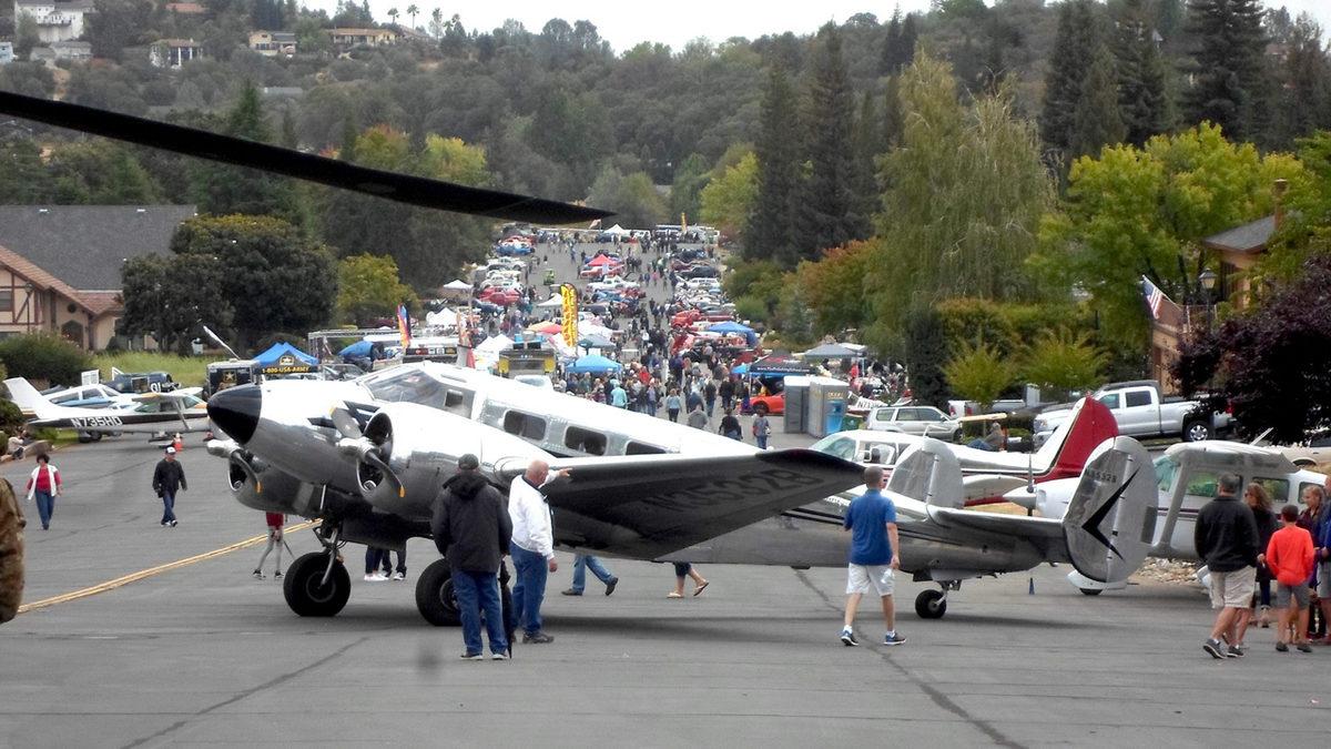 Amerika’daki Bu Mahallede Neden Herkesin Evinin Önünde Bir Uçak Var? Alışverişe Bile Uçakla Gidiyorlar!
