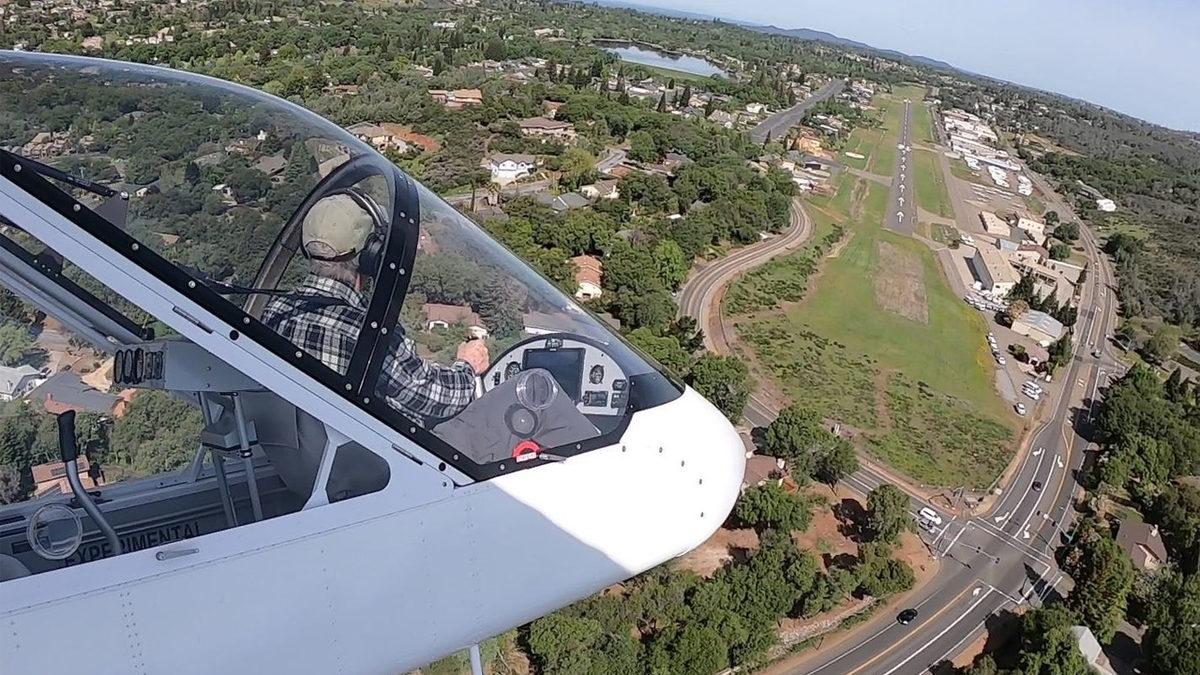 Amerika’daki Bu Mahallede Neden Herkesin Evinin Önünde Bir Uçak Var? Alışverişe Bile Uçakla Gidiyorlar!