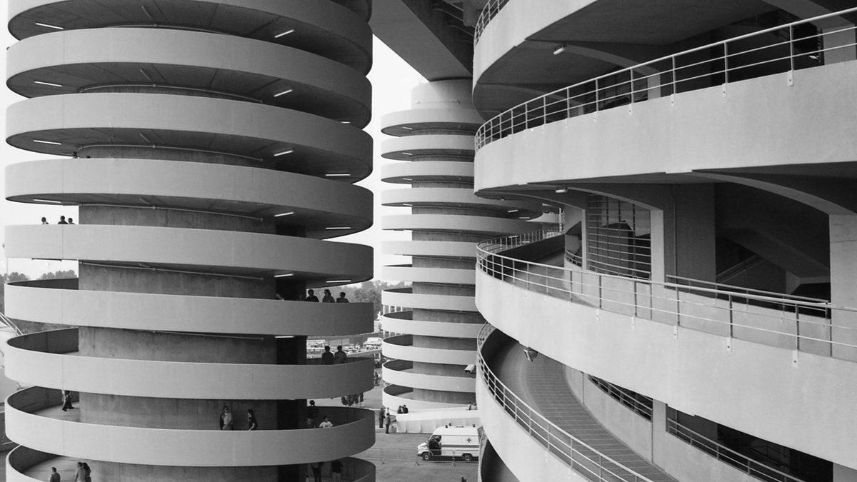 San Siro Stadyumu’nun Spiral Sırrı: İnsanlar mı Yürüyor Yoksa Bina mı Dönüyor?
