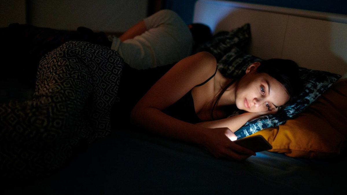 Telefonunuzun Mavi Işığı Uykunuzu Ne Kadar Geciktiriyor? Rahatlayın, Uykunuzu Kaçıran Tek Suçlu Mavi Işık Değil!