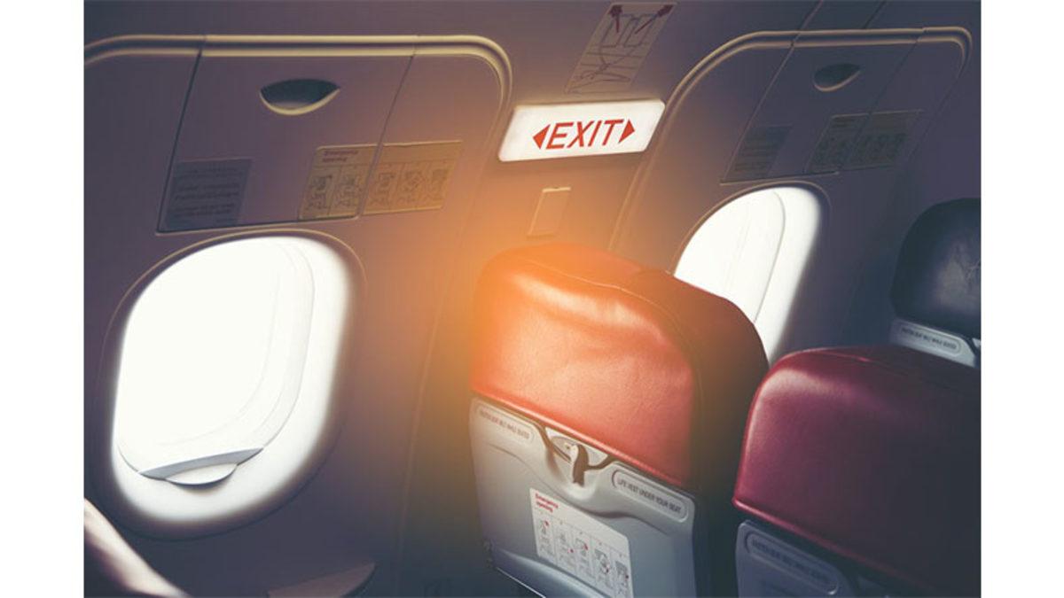 Uçakların Acil Çıkış Pencerelerindeki Gölgelikler Neden Diğerlerinin Aksine Aşağı Değil de Yukarı Çekilerek Kapatılıyor?