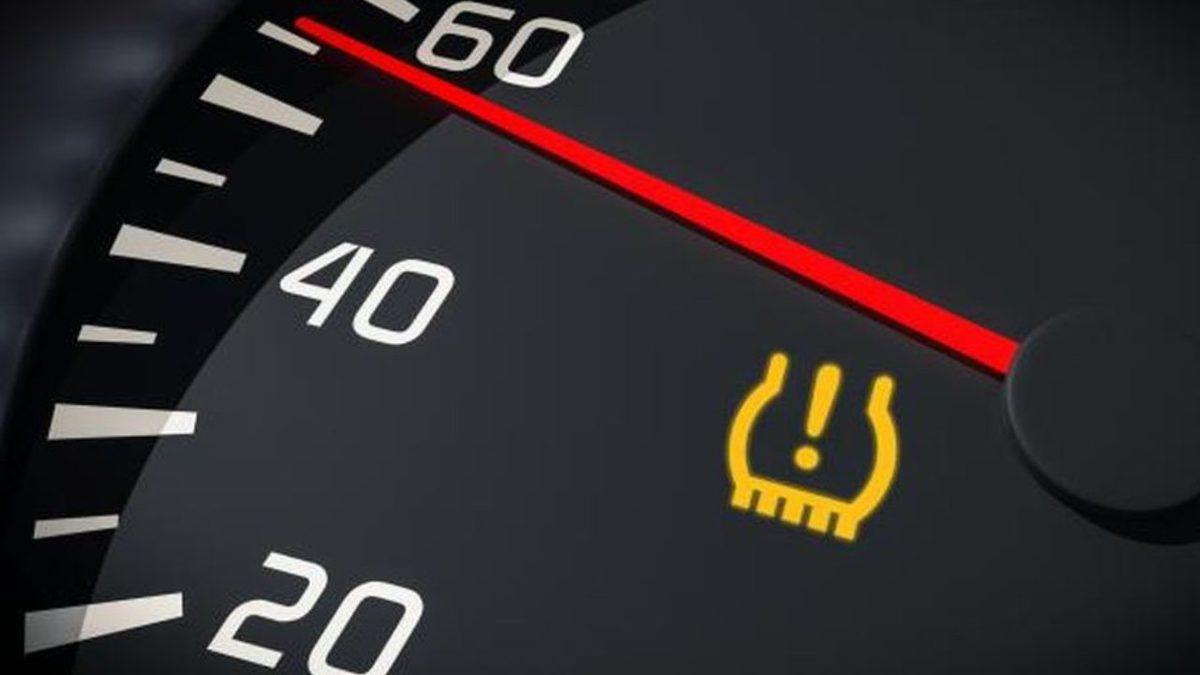 Kış Aylarında Arabaların Gösterge Panellerindeki Bu Uyarı Işığını Neden Bu Kadar Sık Görüyoruz ve Ne Anlama Geliyor?