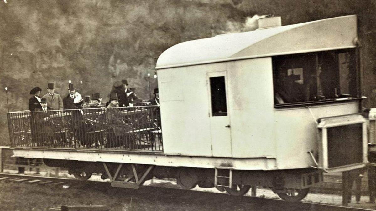 Fizik Kurallarına Meydan Okumak İçin Geliştirilmiş, Tek Rayda Dengede Gidebilen Bu Tren Neden Tarihe Karıştı?