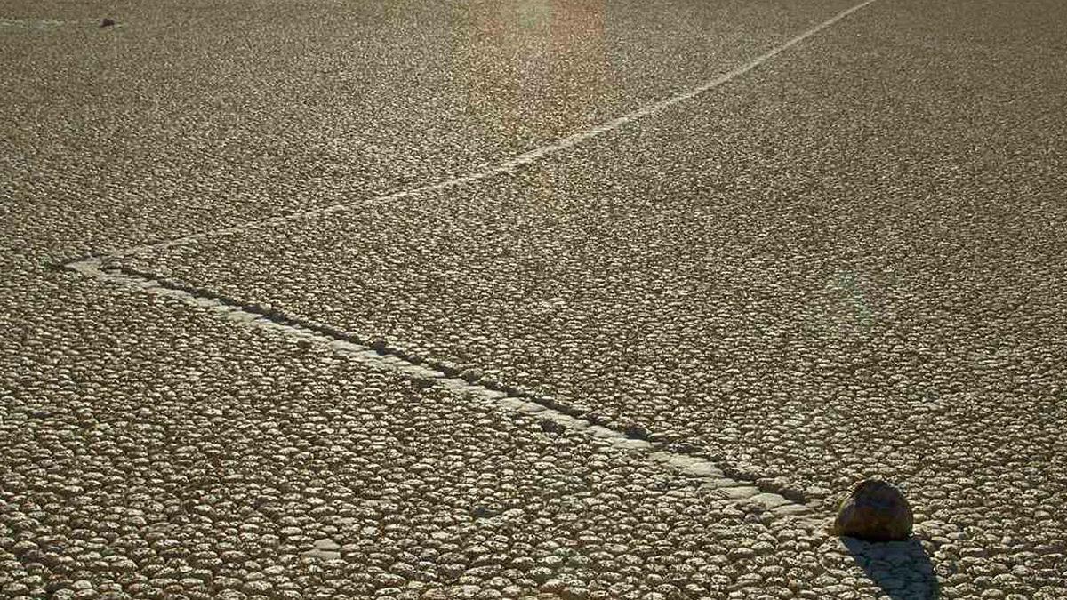 ABD’deki Ölüm Vadisi’nde Bulunan Bu Taşlar Nasıl Kimse Dokunmadan ve Görmeden Kendiliğinden Hareket Edebiliyor?