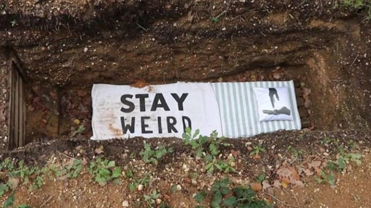 Hollanda’da Bir Üniversite, Neden Öğrencilerine Canlı Canlı Girebilecekleri Mezar Kazıyor?