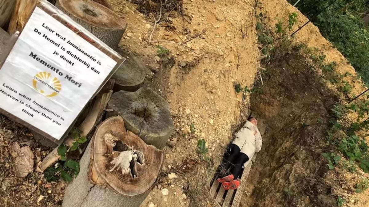 Hollanda’da Bir Üniversite, Neden Öğrencilerine Canlı Canlı Girebilecekleri Mezar Kazıyor?