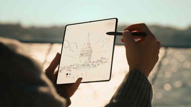 İstanbul Boğazı’nın Büyüleyici Manzarasında TECNO’nun Yeni Katlanabilir Telefonu PHANTOM V Fold2 Tanıtıldı!