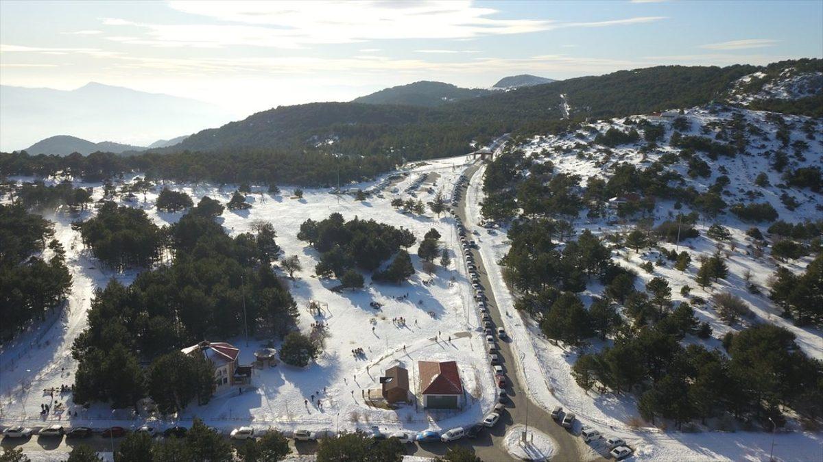 İşin Uzmanı Cevapladı: Sosyal Medyada Sıkça Dönen ’Uçakların Manisa’nın Spil Dağı Üzerinden Geçmesi Yasak’ İddiası Ne Kadar Doğru?