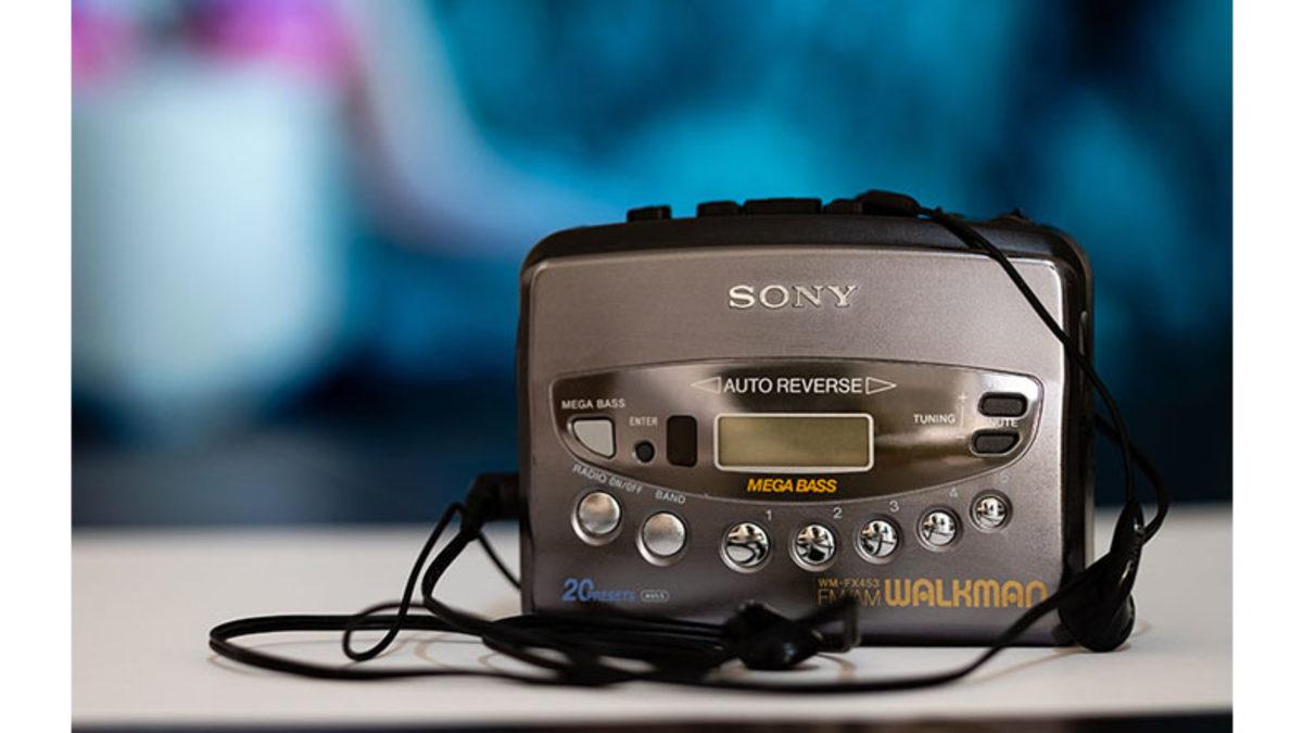 Bir Zamanlar Kimsenin Cebinden Düşürmediği “Walkman” Nasıl Ortaya Çıktı da Müzik Dinleme Alışkanlığımızı Kökünden Değiştirdi?