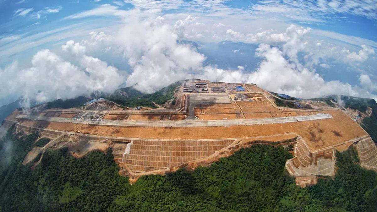 Resmen Bulutların Arasına Yapılmış: Çin Neden O Kadar Yer Varken Gidip Dağın Zirvesine Bir Havalimanı İnşa Etti?