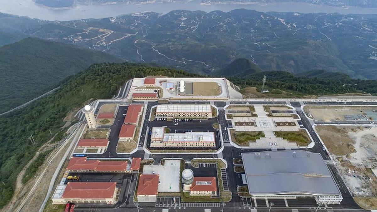 Resmen Bulutların Arasına Yapılmış: Çin Neden O Kadar Yer Varken Gidip Dağın Zirvesine Bir Havalimanı İnşa Etti?