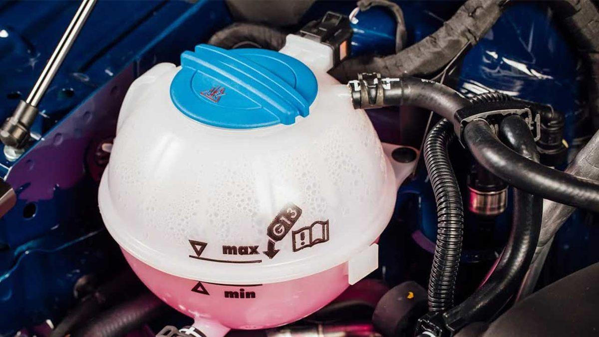 Arabalarda Gerçekten Yaz-Kış Demeden Antifriz Kullanmak Gerekli mi? Normal Su Kullansak Ne Olur?