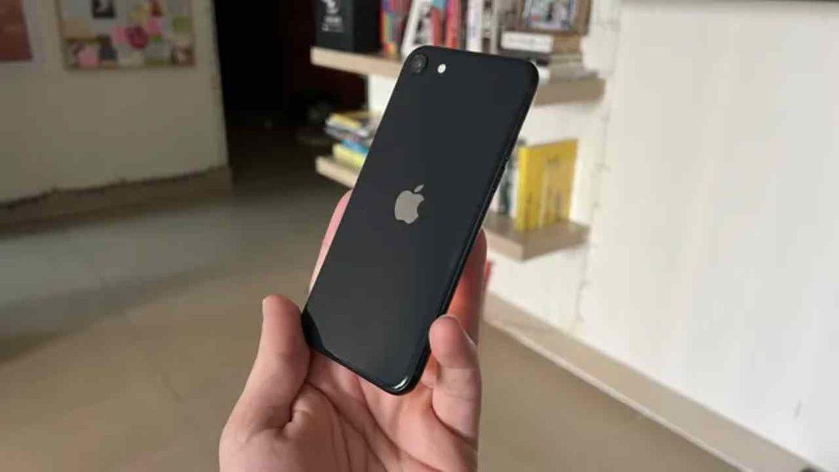 Apple’ın Merakla Beklenen Yeni iPhone SE 4’ün Render Görselleri Ortaya Çıktı: iPhone 14’e Benzeyen Bir Tasarım ile Geliyor!