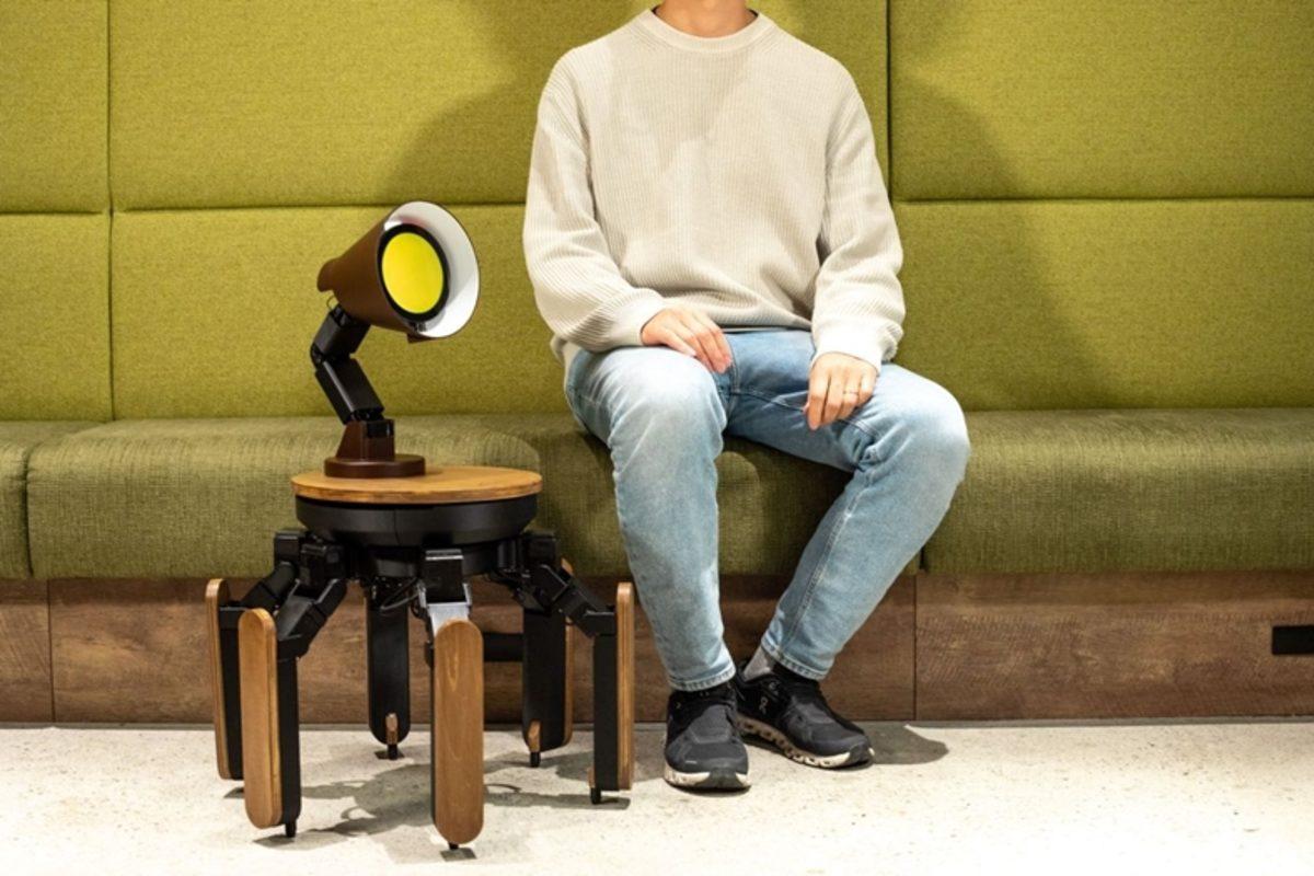 Ev Ödevlerine ve Araştırmalara Yardımcı Olabilen Altı Ayaklı Lamba Tanıtıldı (Gözüm Bir Yerden Isırıyor Sanki...)
