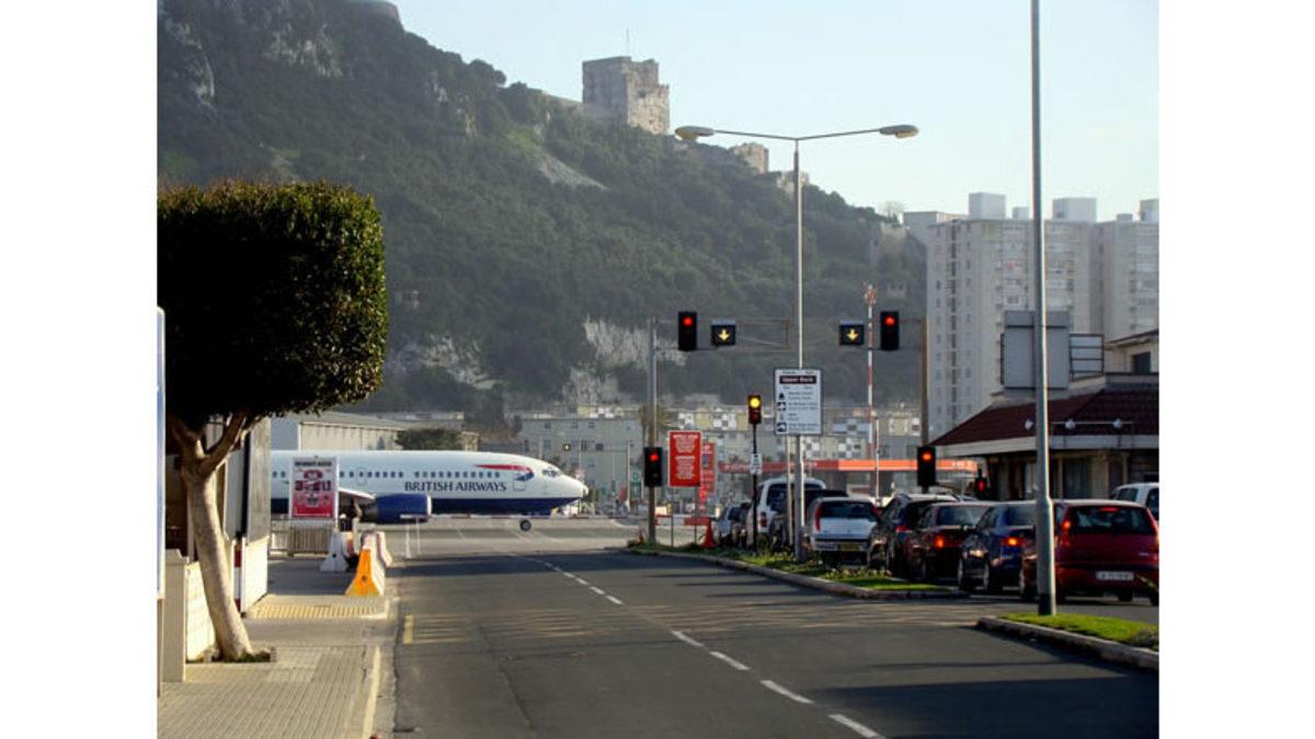 Dünyanın En Garip Havaalanlarından Birisi Olan Cebelitarık Havaalanı’na Uçak İndiğinde Trafik Neden Duruyor?