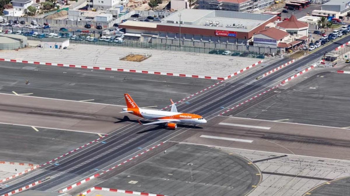 Dünyanın En Garip Havaalanlarından Birisi Olan Cebelitarık Havaalanı’na Uçak İndiğinde Trafik Neden Duruyor?