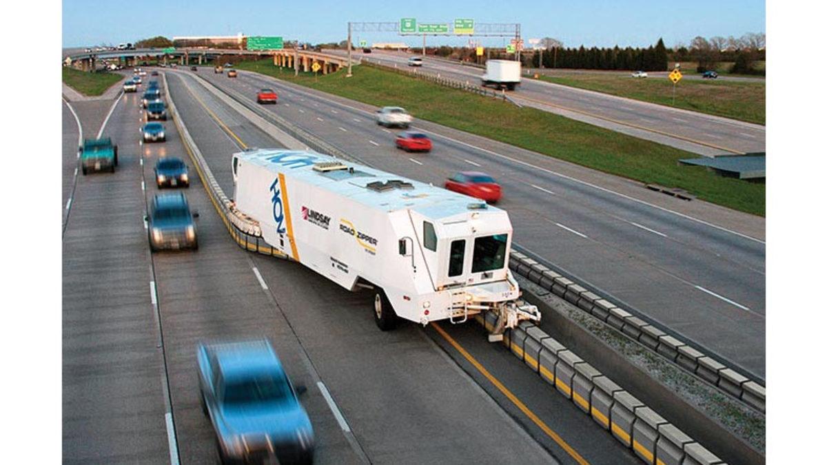 Trafikte Yanlayarak Giden Bu Kamyona Benzer Araç Nasıl Oluyor da Yolu Bir ‘Fermuar’ Gibi Açabiliyor?