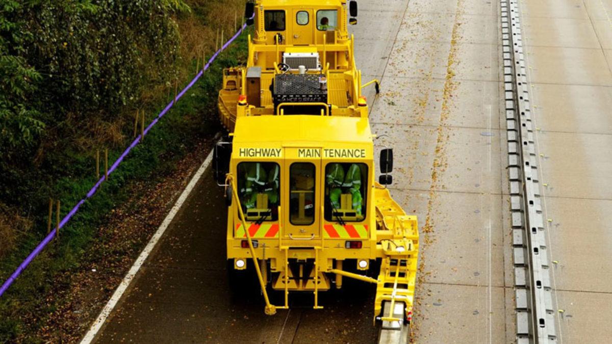 Trafikte Yanlayarak Giden Bu Kamyona Benzer Araç Nasıl Oluyor da Yolu Bir ‘Fermuar’ Gibi Açabiliyor?