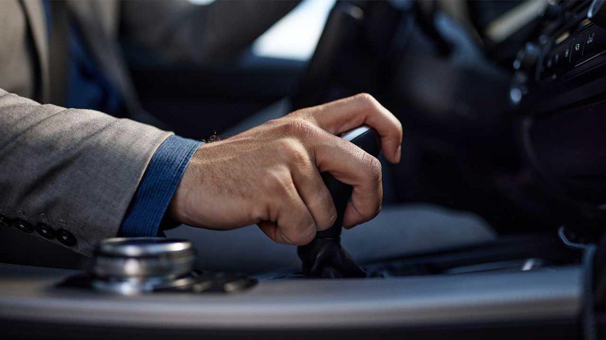 Araba Kullanırken Fark Etmeden Yaptığımız Basit Ama Çok Zararlı Hata: Masraf Açmadan Dikkat!