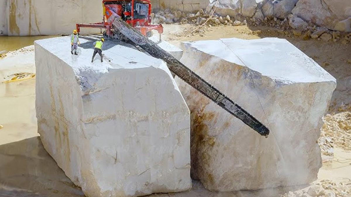 Evlerimizde Kullandığımız ‘Mermerler’ Bakın Aslında Nasıl Üretiliyormuş: Büyük İş Makineleri Bile Yanında Oyuncak Gibi Kalıyor!