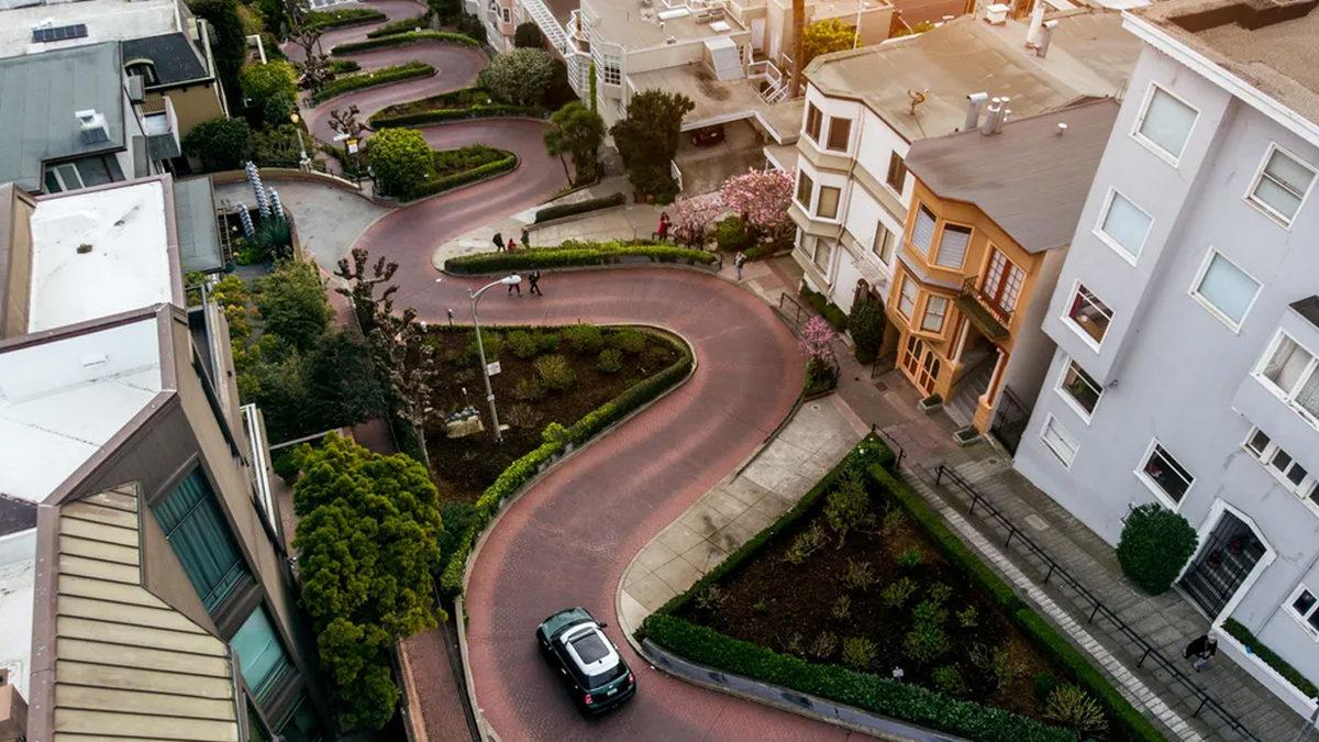 San Francisco’daki Bu Caddeyi Dümdüz Yapmak Varken Neden Böyle Kıvrımlı Hâle Getirdiler? Dâhiyane Bir Sebebi Var!
